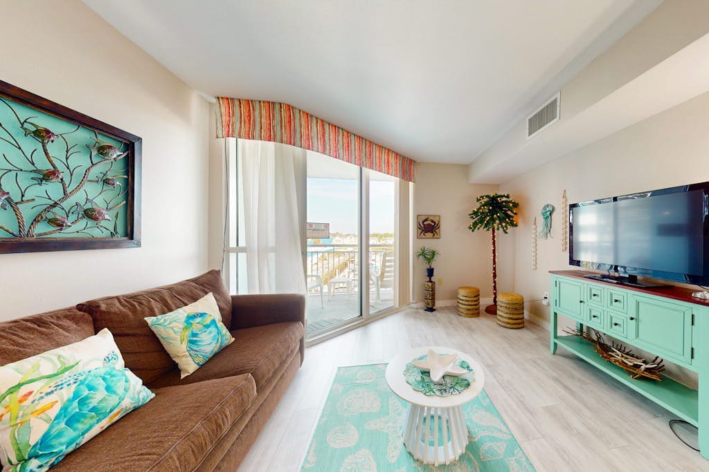 3rd floor condo with hot tub, central AC, private W/D, & marina view