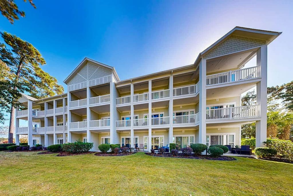 Lovely condo with pool, fitness area, balcony, central AC, & washer/dryer