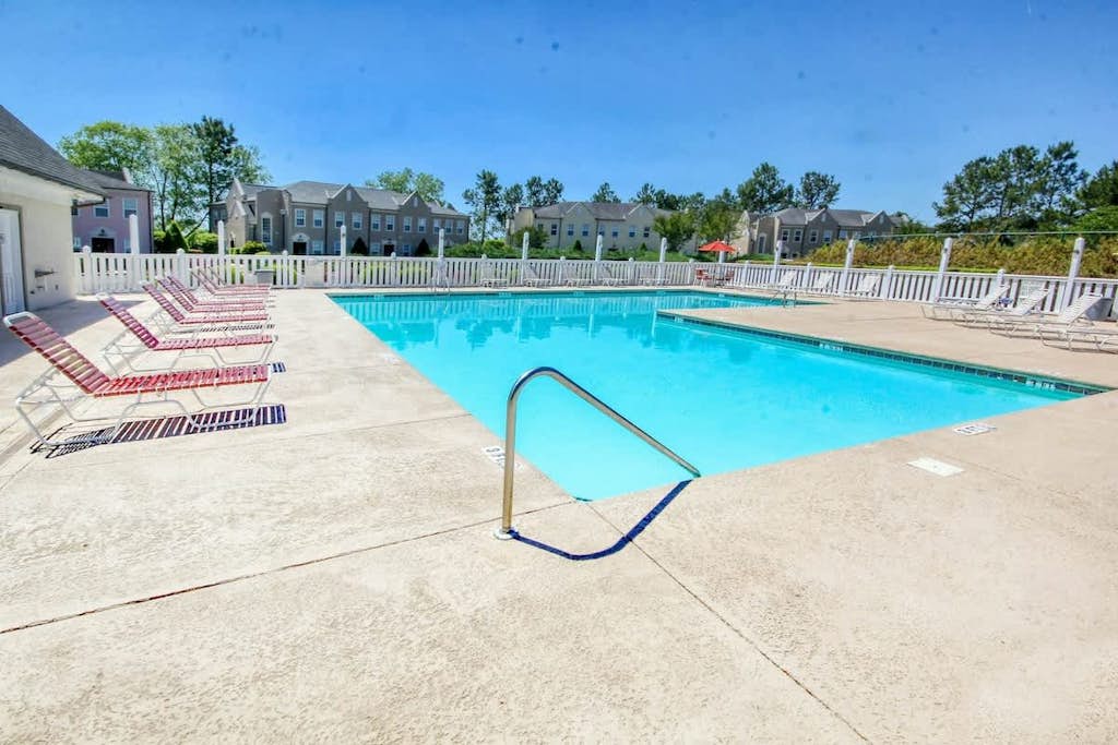 Inviting condo with golf, tennis, pool, central AC, & W/D