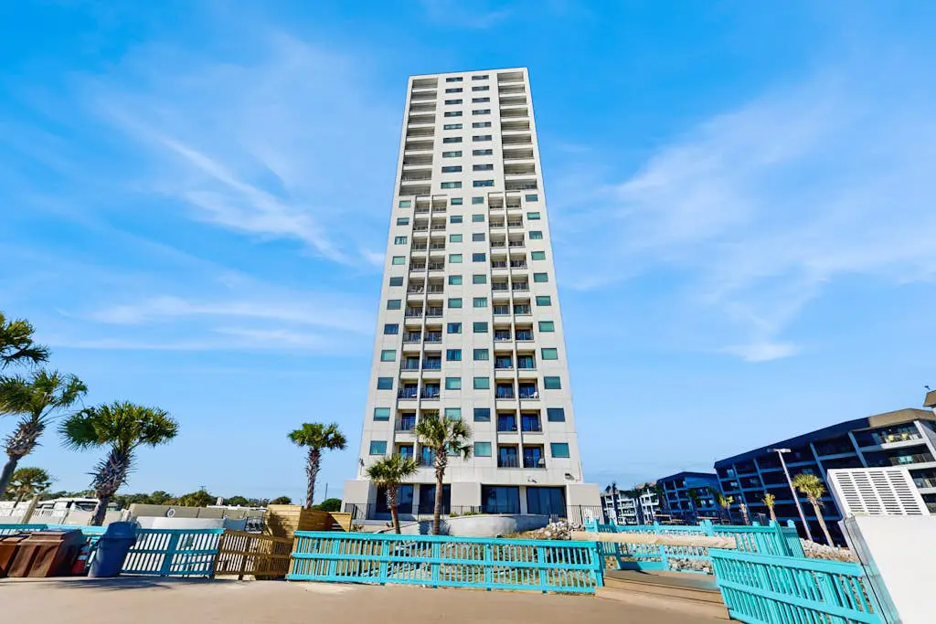 Renaissance Tower 908