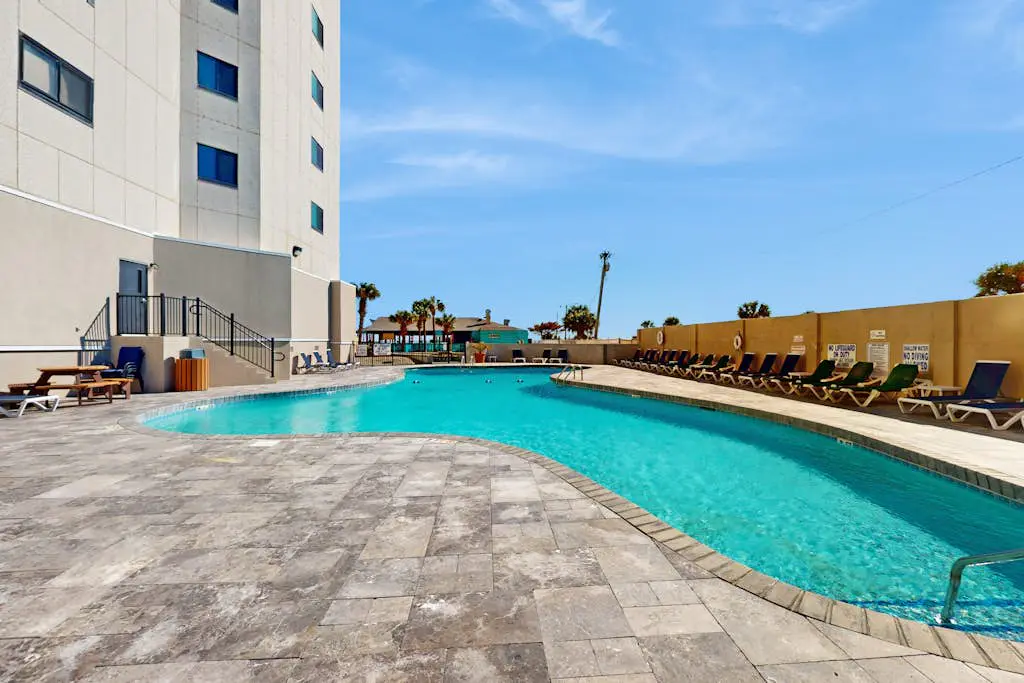 Renaissance Tower 908