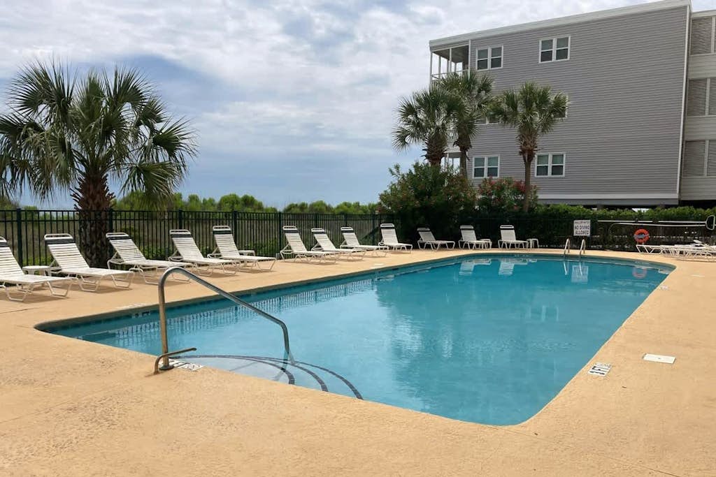 Cozy oceanfront condo with pool, hot tub, private balcony & W/D