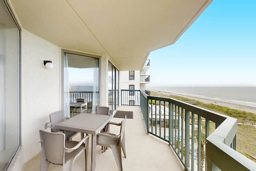 Cozy oceanfront condo with pool, hot tub, private balcony & W/D