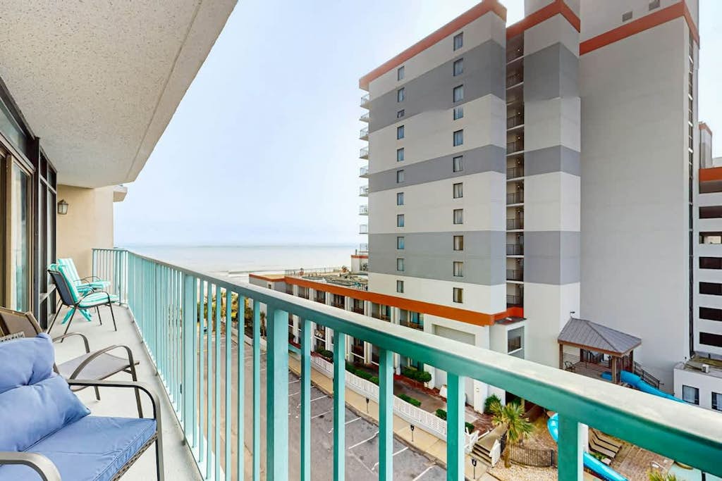 Oceanview condo with pool, private balcony & beach access