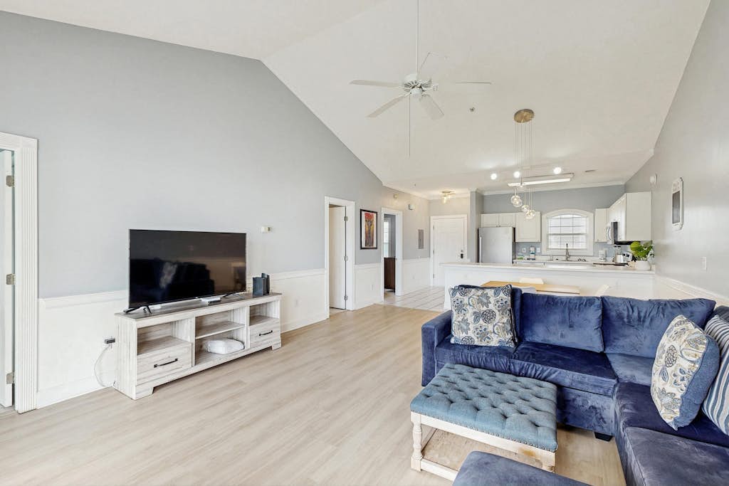 Spacious condo with pool, fast WiFi, washer/dryer & central AC