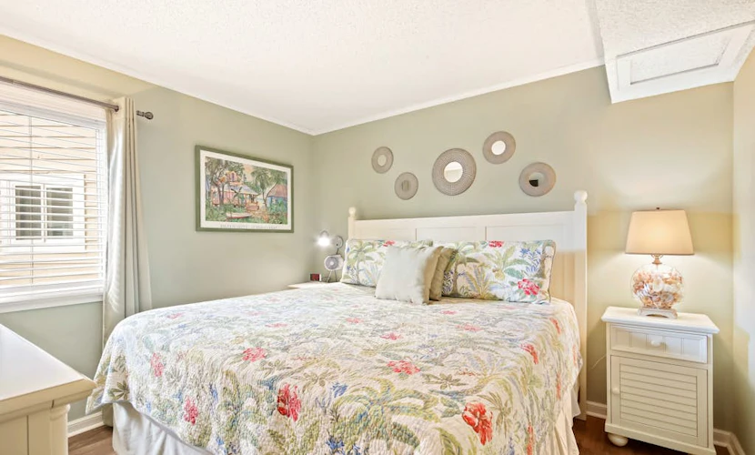 Serene condo with a pool view, screened balcony, washer/dryer, & central AC