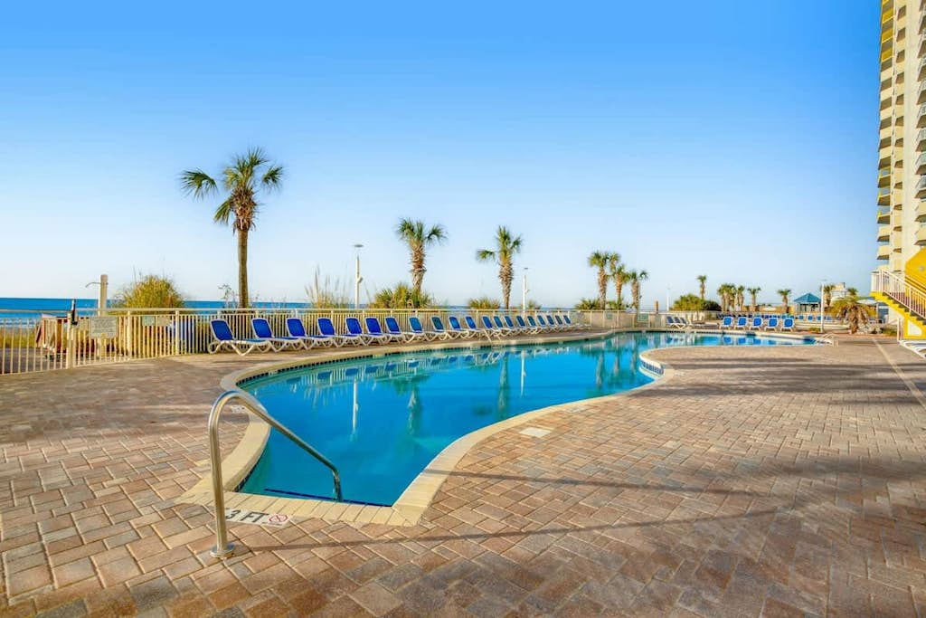 19th floor oceanfront condo w/ shared pool, central AC, balcony, shared hot tub