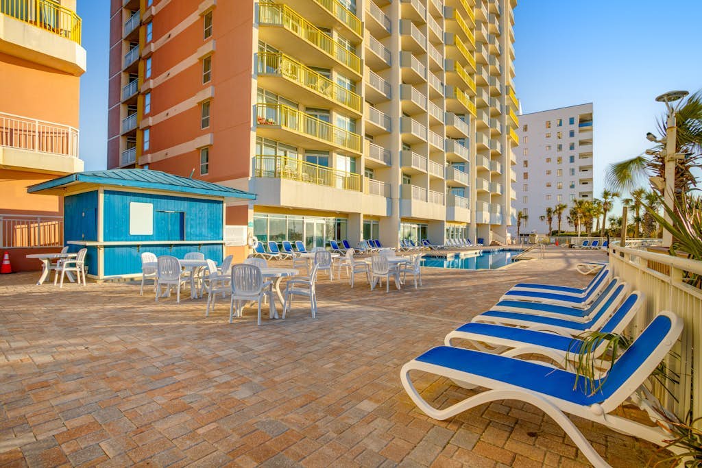 19th floor studio w/ WiFi, central AC, shared pool, shared hot tub, & balcony