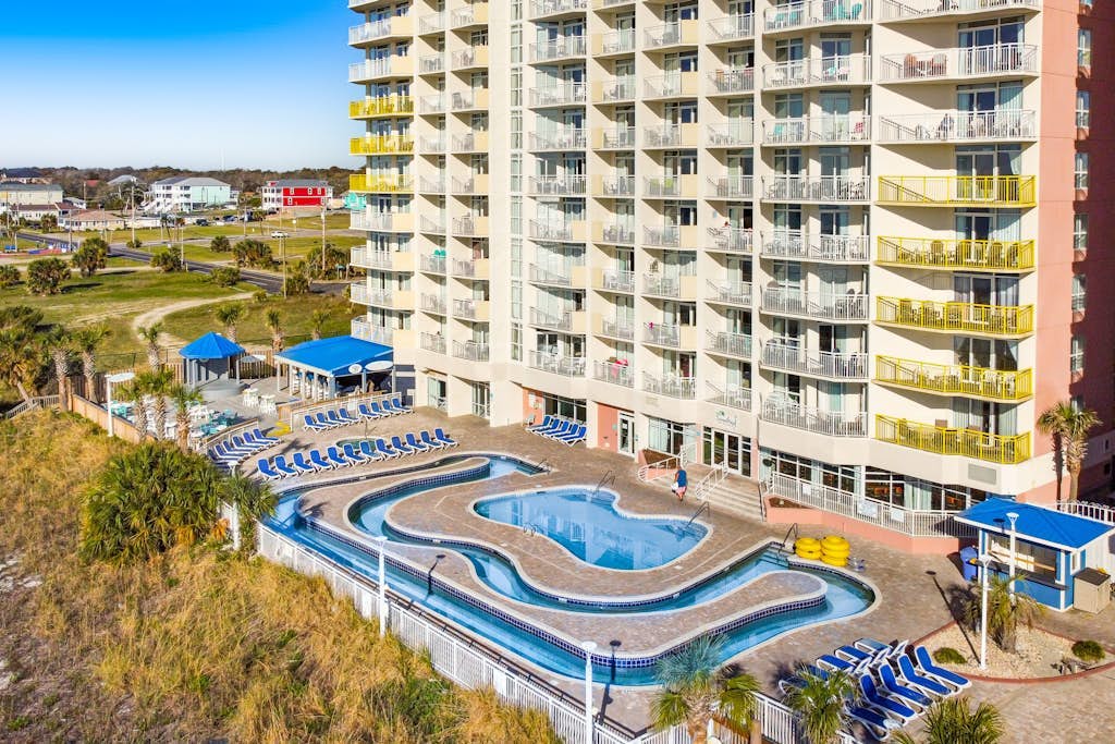 19th floor studio w/ WiFi, central AC, shared pool, shared hot tub, & balcony