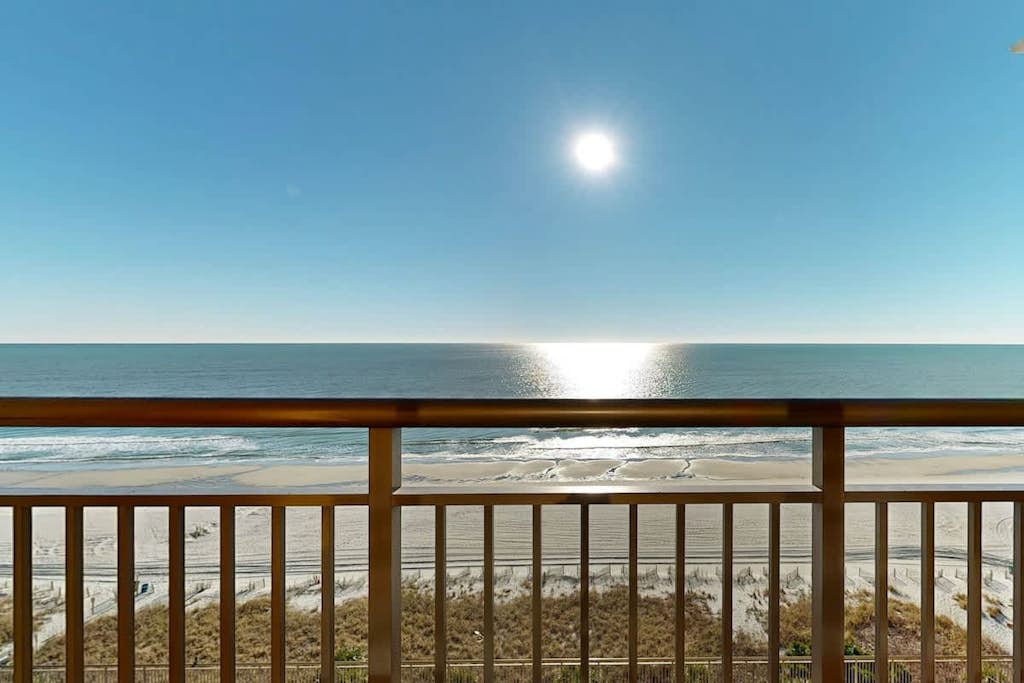 Bright beachfront condo with hot tub, pools, and balcony views of the ocean!