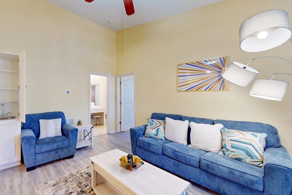 Beach condo with pool, volleyball court, on-site golf, & gym - snowbird-friendly