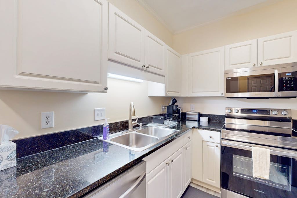 Beach condo with pool, volleyball court, on-site golf, & gym - snowbird-friendly
