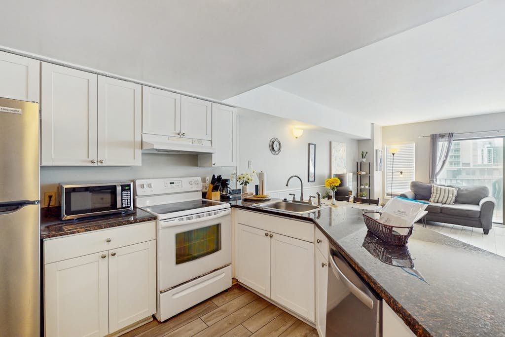 Oceanview condo with seasonal on-site bar, pool, hot tub - centrally located