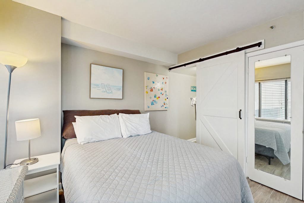 Oceanview condo with seasonal on-site bar, pool, hot tub - centrally located