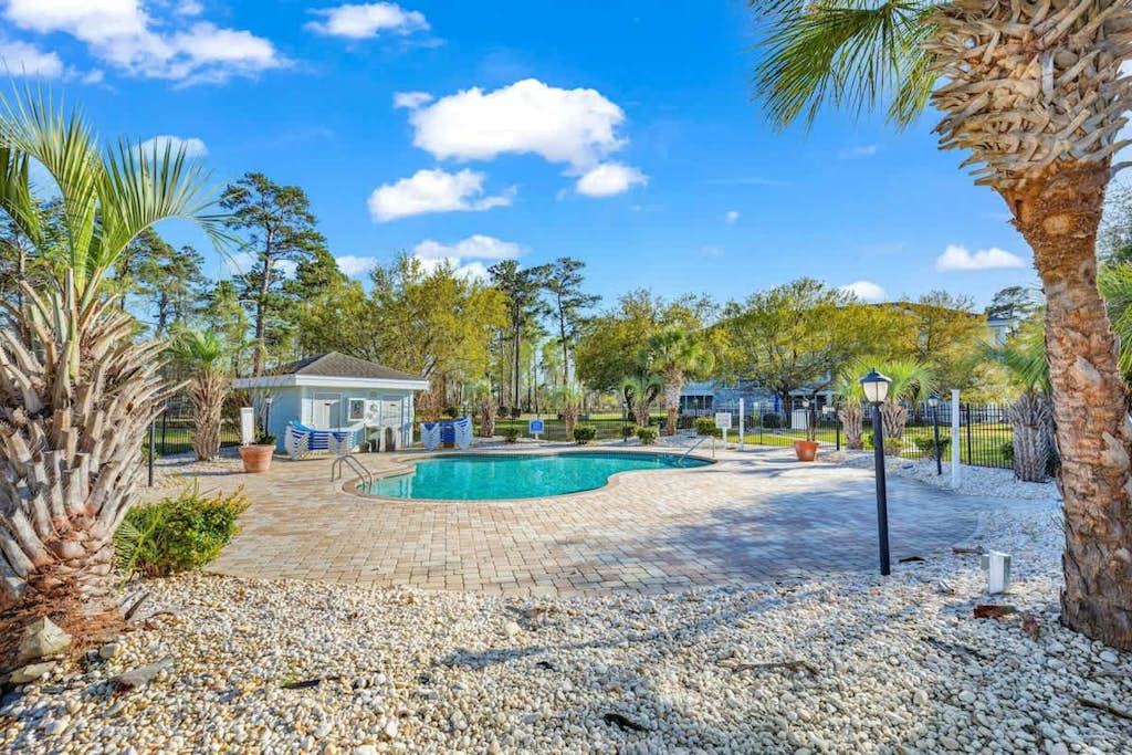Golf course view condo with private balcony, W/D, pool & close to beach