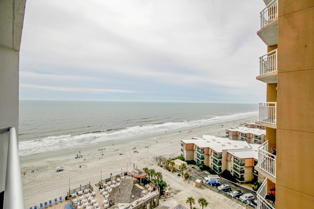 Lovely studio with ocean view, beach access, pool, hottub, & shared washer/dryer