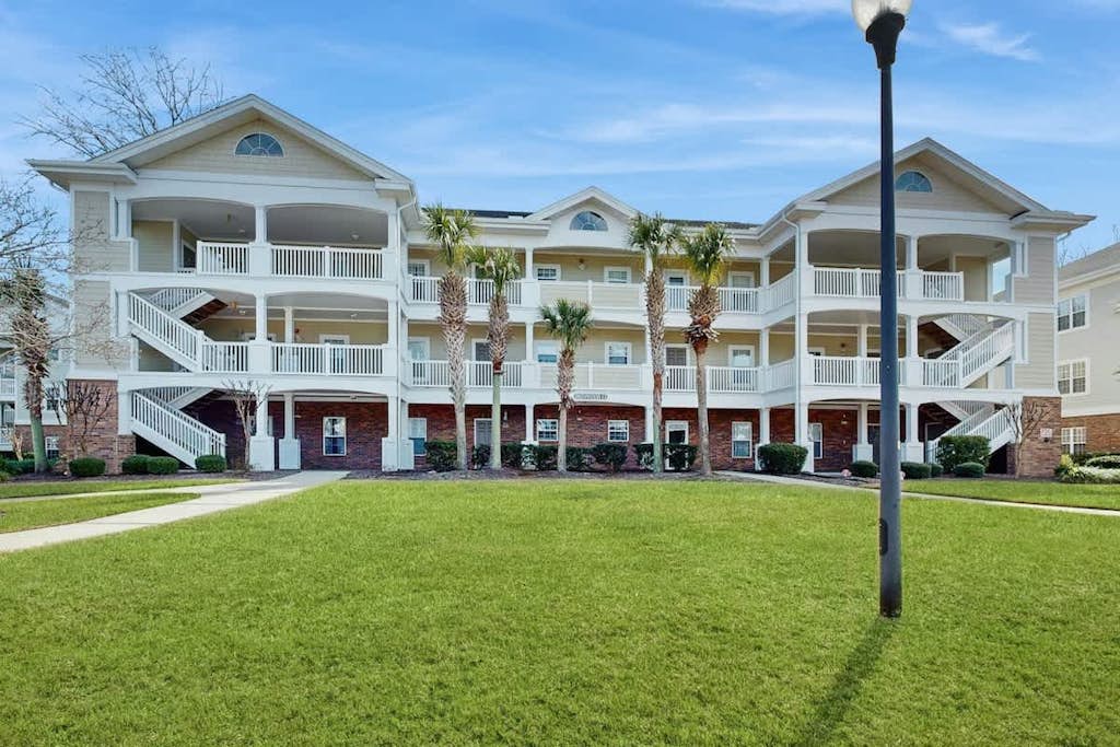 Golf course view condo with private balcony, W/D, pool & close to beach