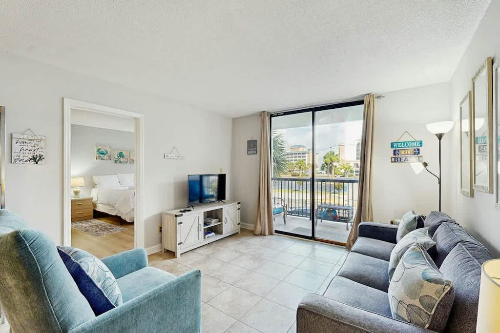Charming 2nd-floor condo with balcony, W/D, pool, close to beach & golf