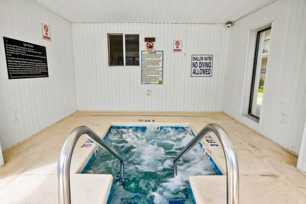 Charming 2nd-floor condo with balcony, W/D, pool, close to beach & golf