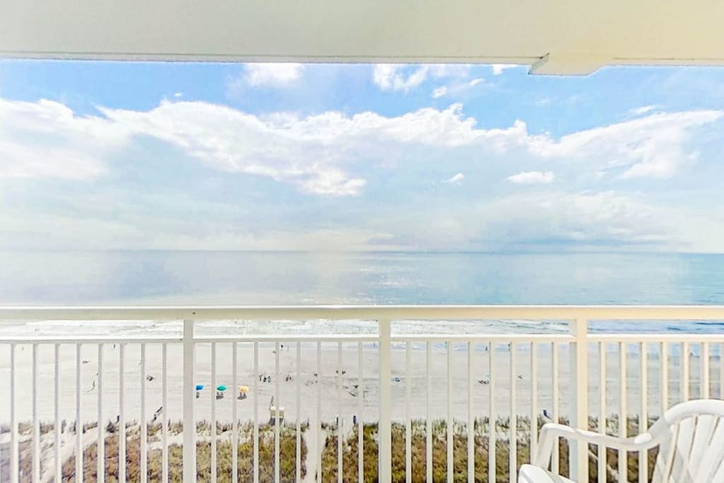 11th-floor beachfront condo with beach views, balcony, hot tubs, pools, gym