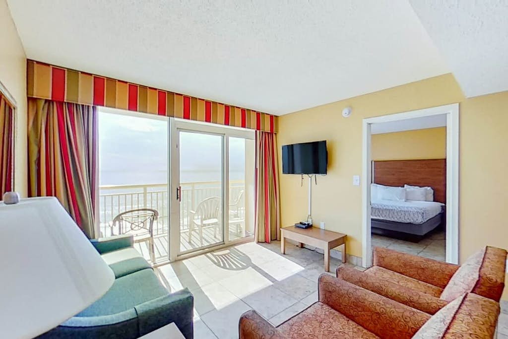11th-floor beachfront condo with beach views, balcony, hot tubs, pools, gym