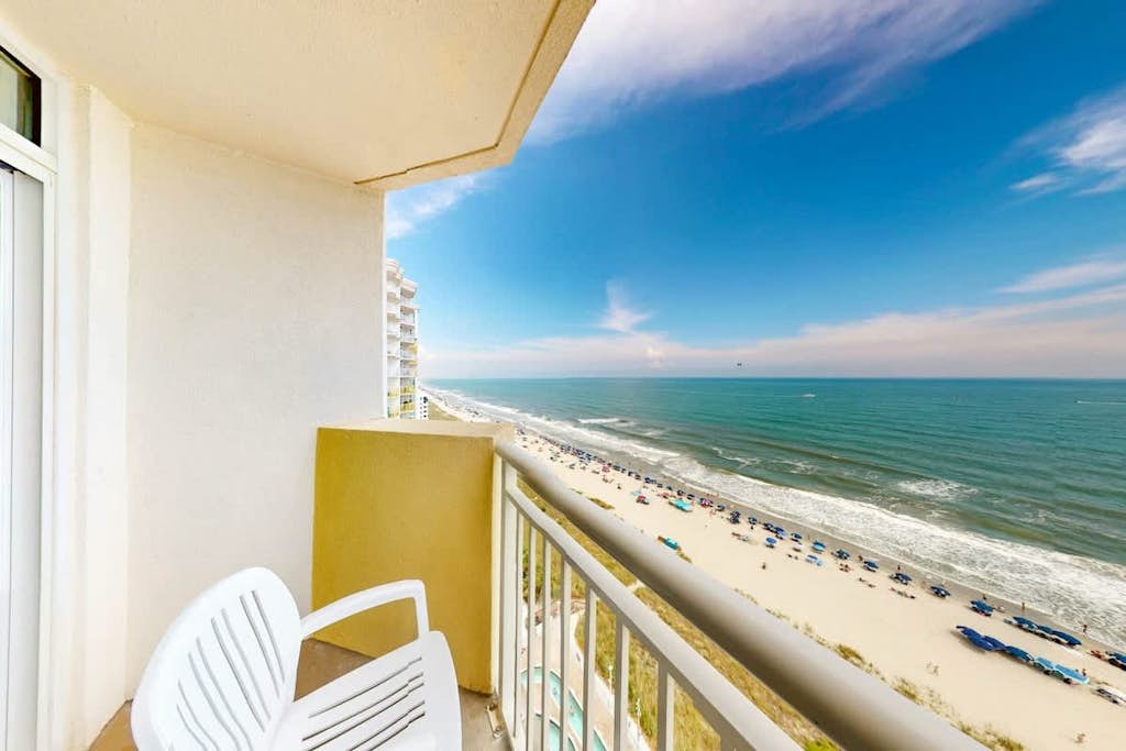 15th floor oceanfront condo w/AC, free WiFi, balcony, shared pool/hot tub
