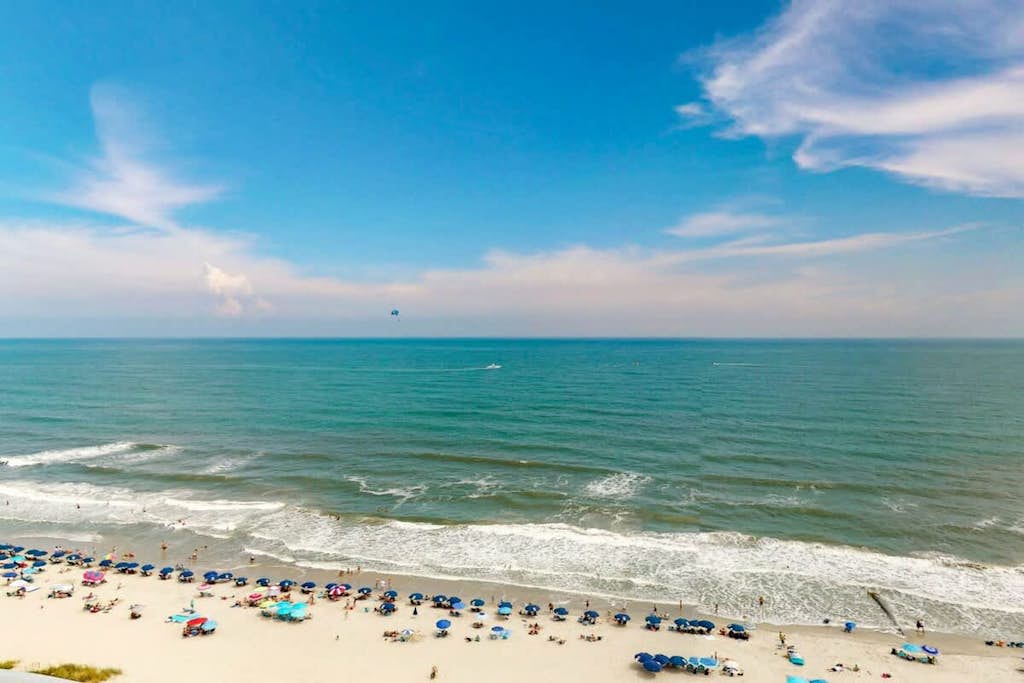 15th floor oceanfront condo w/AC, free WiFi, balcony, shared pool/hot tub