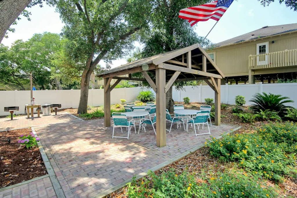Fantastic escape with beach access, pool, WiFi, & furnished balcony