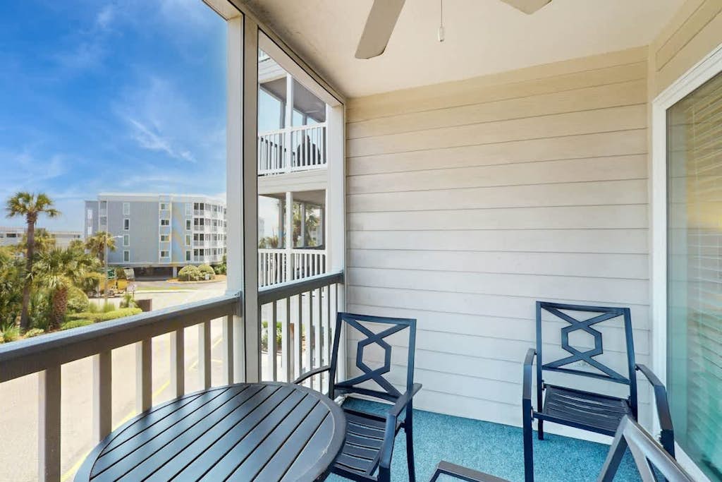 Fantastic escape with beach access, pool, WiFi, & furnished balcony