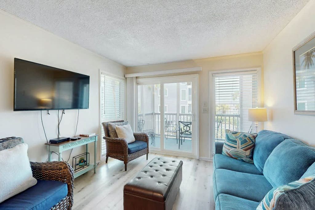 Fantastic escape with beach access, pool, WiFi, & furnished balcony