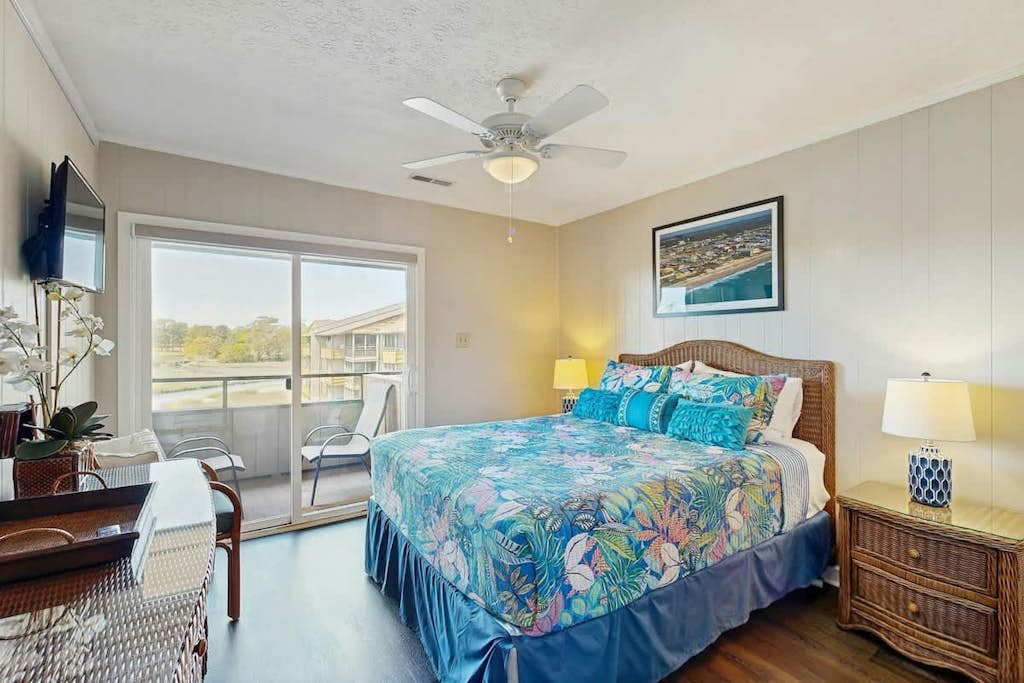 3rd floor marsh view condo w/balcony, pool, close to beach & golf
