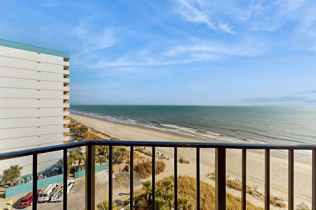 Oceanview studio with pool, hot tub, private balcony & direct beach access