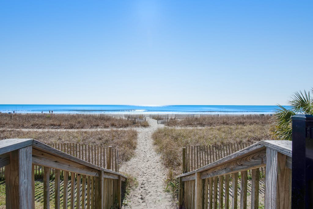 9th-floor oceanfront studio with WiFi, pool, hot tub & AC - snowbird-friendly