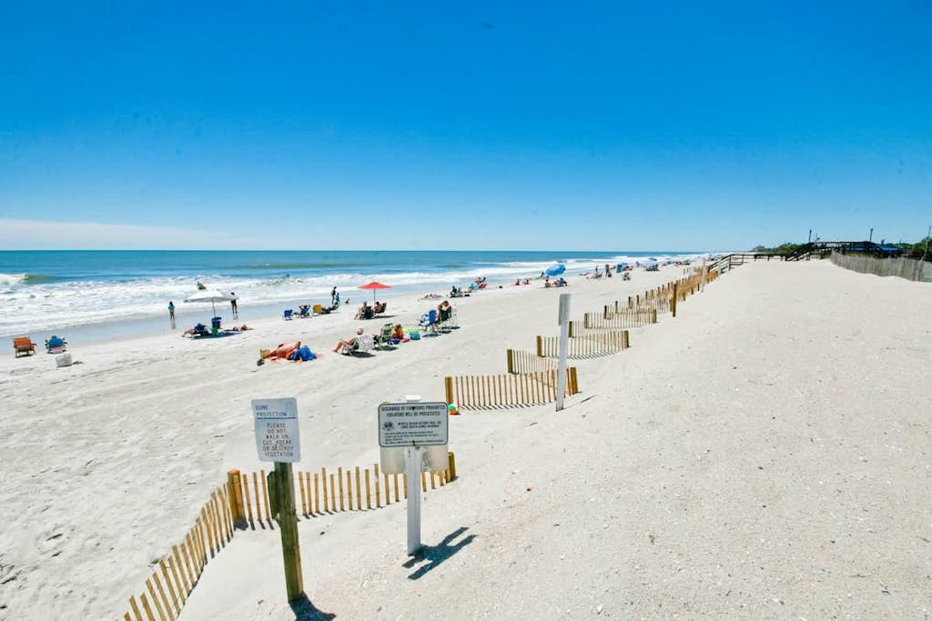 Oceanfront condo with hot tubs, in/outdoor pools, tennis, game room, gym, W/D