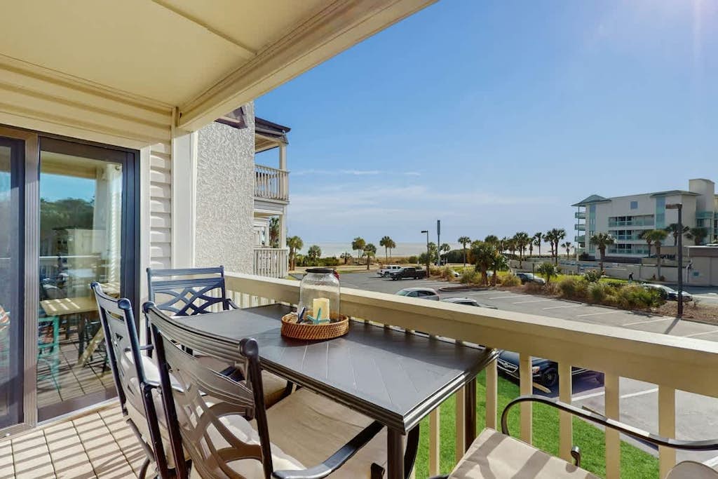 Oceanview condo with pool, hot tub, private balcony & beach access