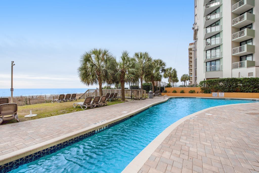 14th-floor oceanfront studio - beach access, pool & hot tub - snowbird-friendly