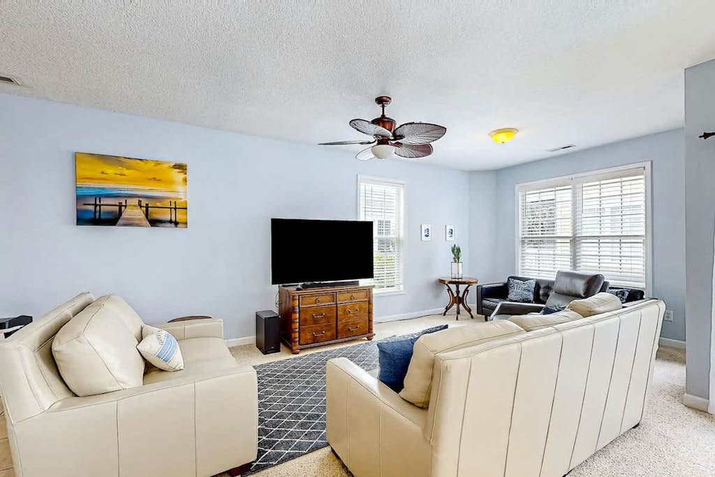 Spacious house with private pool, W/D, central A/C, close to beach