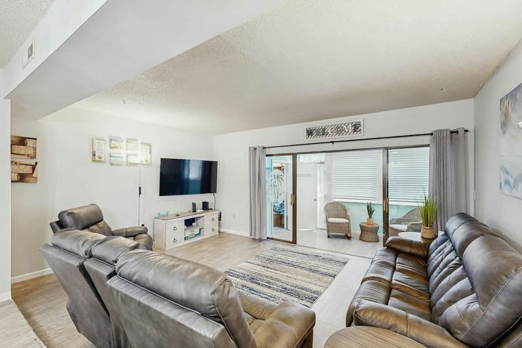 Charming townhome with patio, W/D, central AC, close to beach & golf