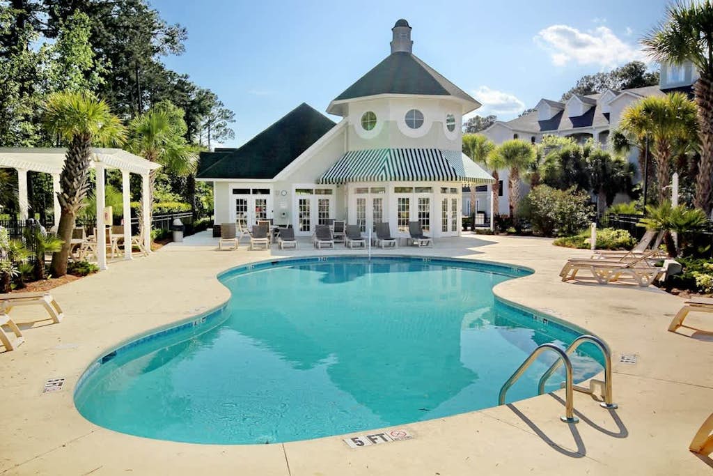 Golf course-front condo with large balcony, W/D, pool & gym - serene view
