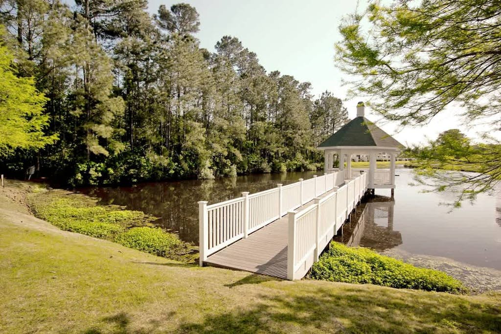 Golf course-front condo with large balcony, W/D, pool & gym - serene view