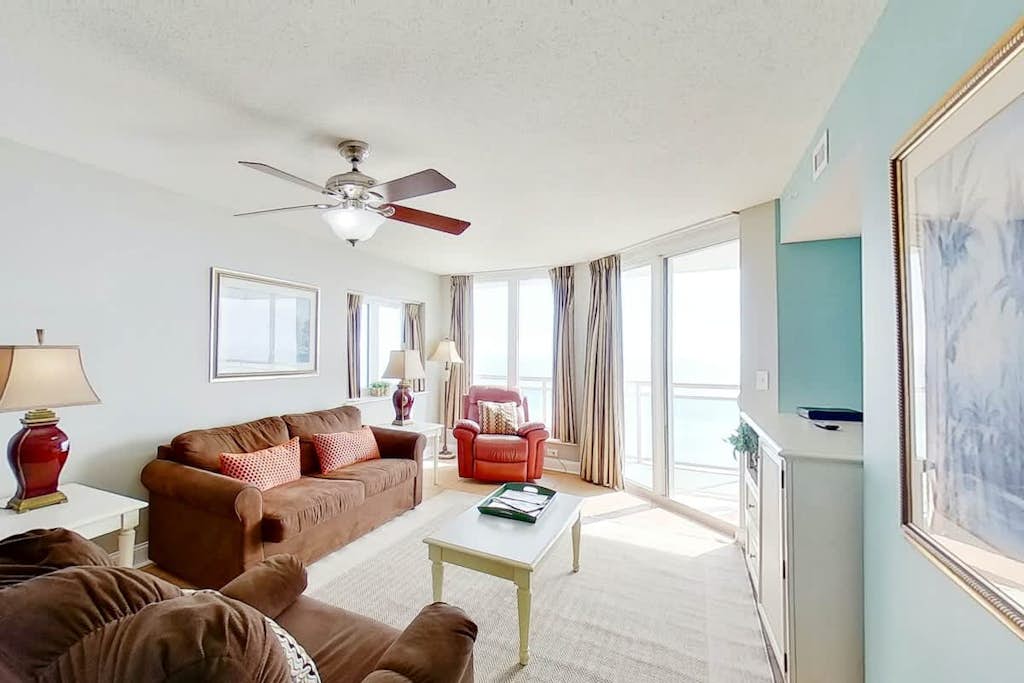5th-floor oceanfront condo with pool, central AC & hot tub