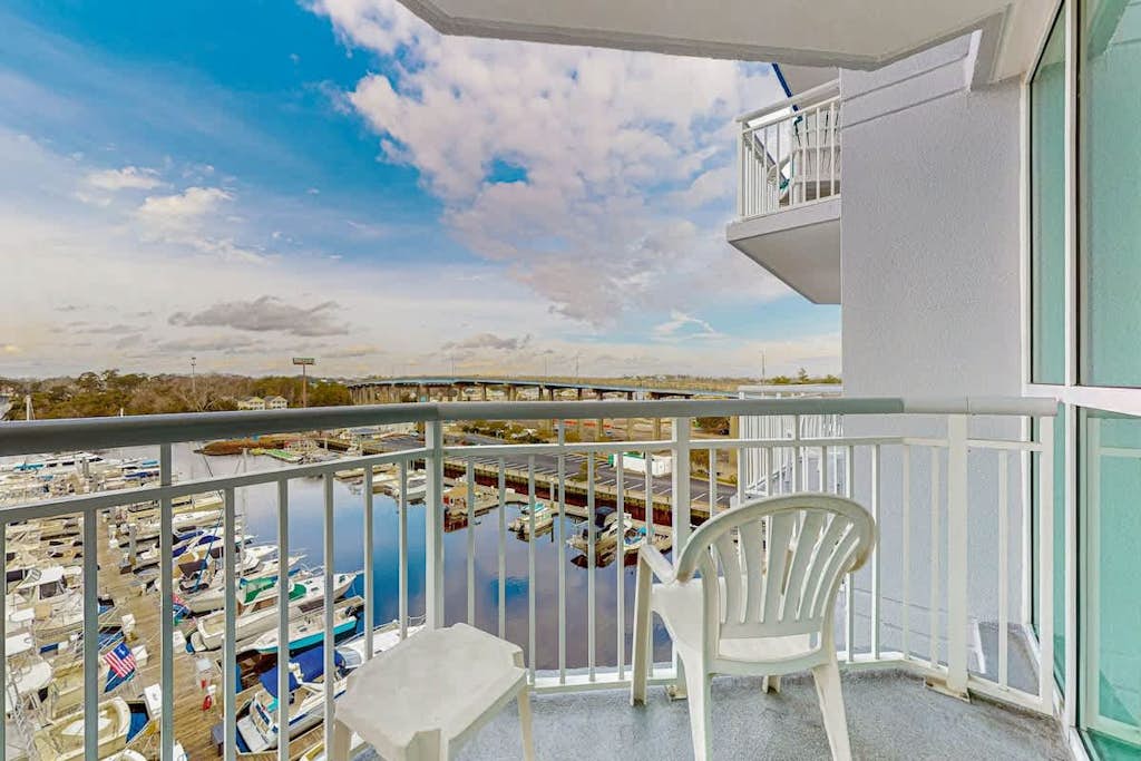 5th-floor condo with hot tub, marina view, W/D & central AC - near dining