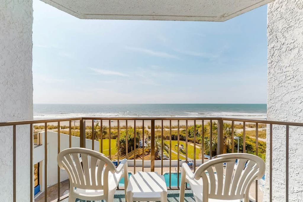 3rd Floor Oceanfront Snowbird Friendly Studio w/ Shared Pool/Hot Tub, W/D, AC