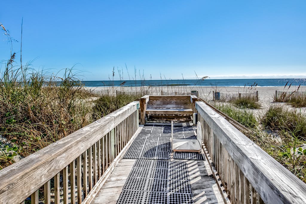 Ocean-view condo with pools, hot tub & beach access - private balcony, W/D