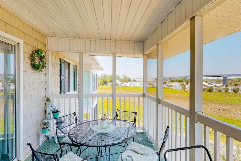 Bright condo on the water with pool, hot tub, and grill access - balcony & W/D
