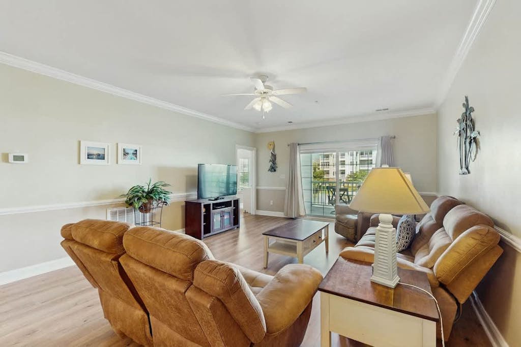 Lakefront condo with seven shared pools & open layout - snowbird-friendly
