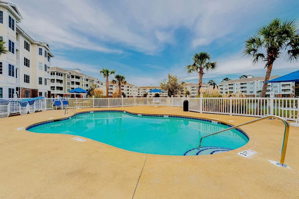 Lakefront condo with seven shared pools & open layout - snowbird-friendly