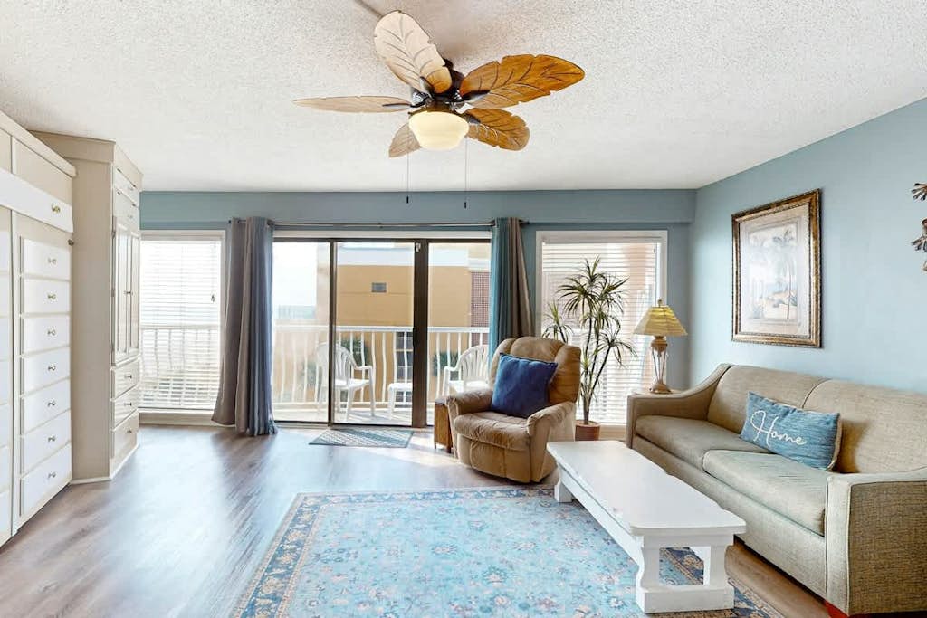 Beachfront condo with ocean views, on-site pool, WiFi - snowbird friendly