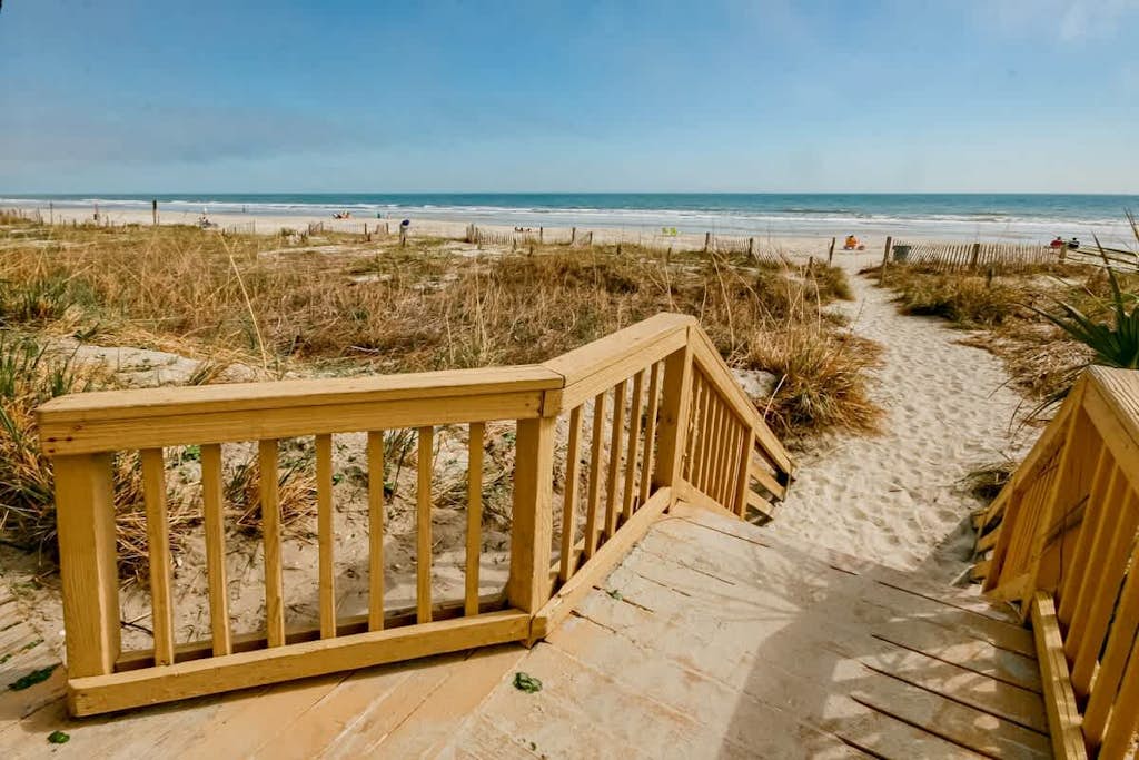 Renovated condo with breathtaking views, pools, hot tubs & beach access