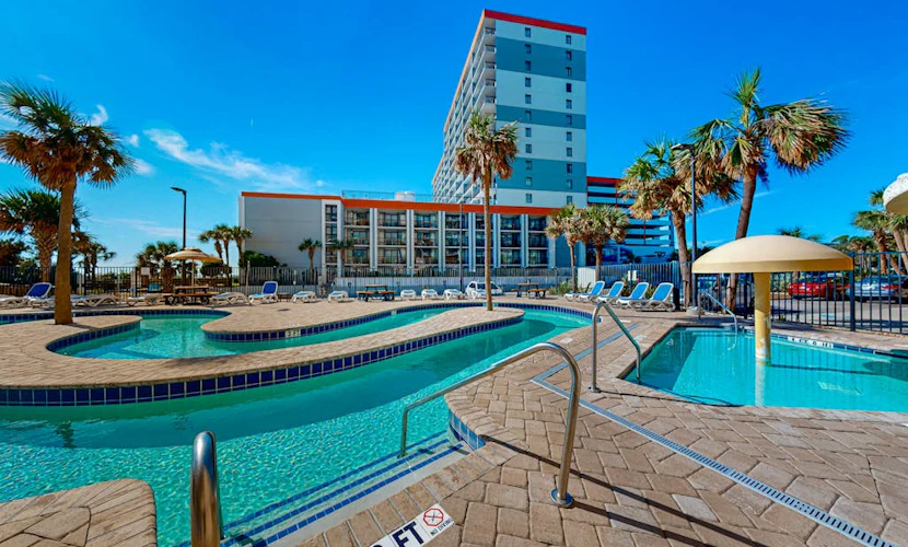 Newly renovated beachfront studio with pools, hot tub, fitness room